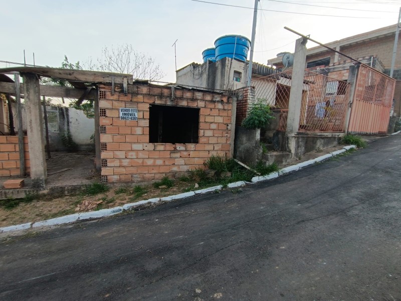 Casa em construção em  Rio Acima  cód. 0005